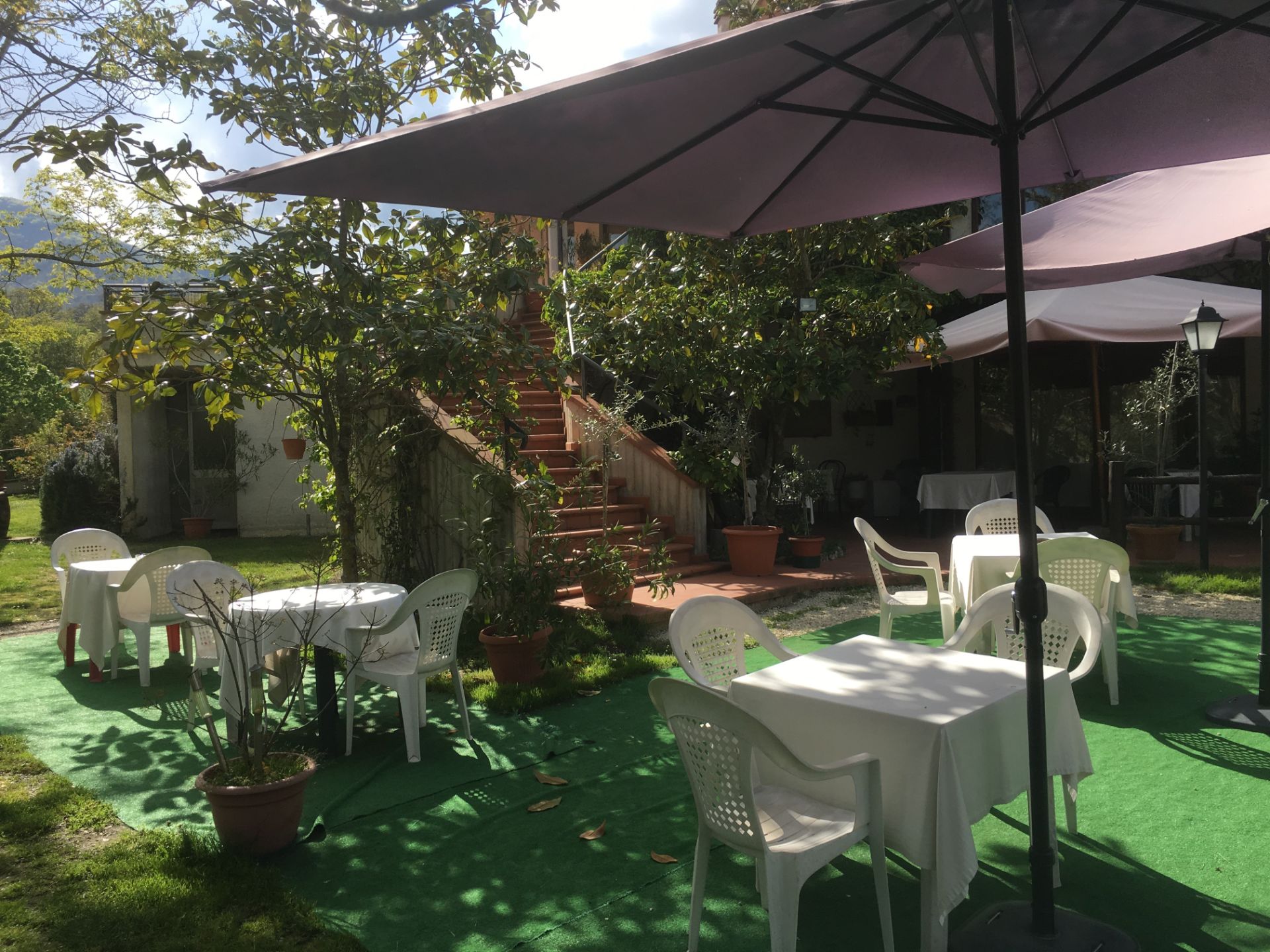 tavoli nel giardino del ristorante