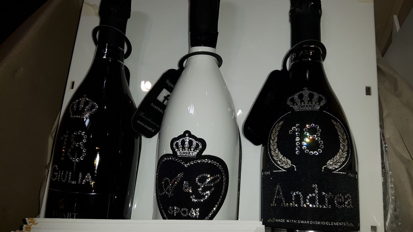 etichette di vini in esposizione