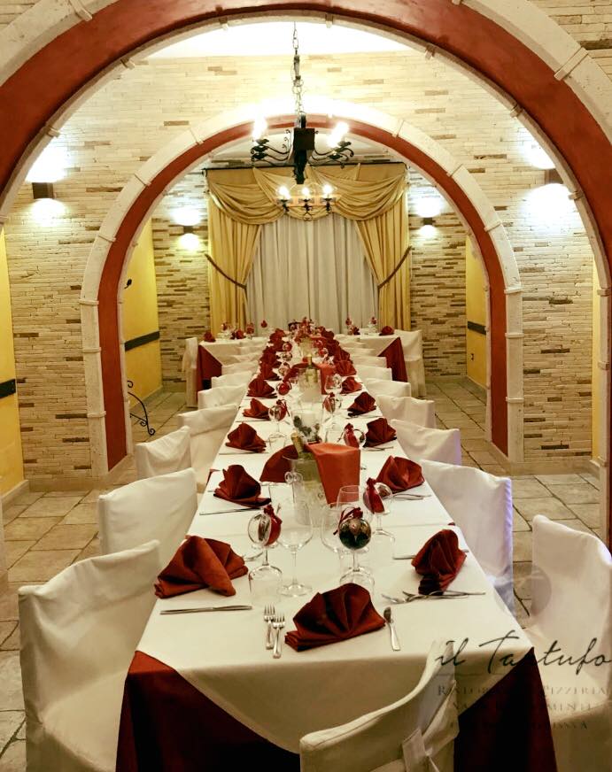 tavolo lungo apparecchiato