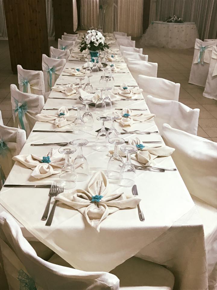 tavolo per eventi apparecchiato