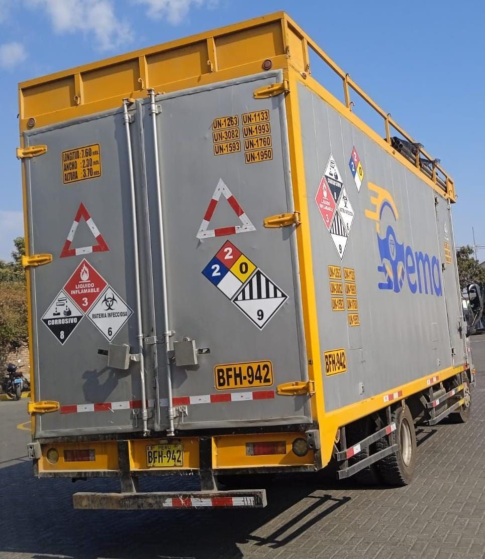 Un camión gris y amarillo con una placa que dice bfm-841