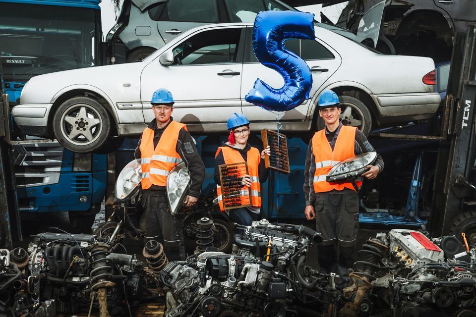 Darbuotojai prie automobilio dalių