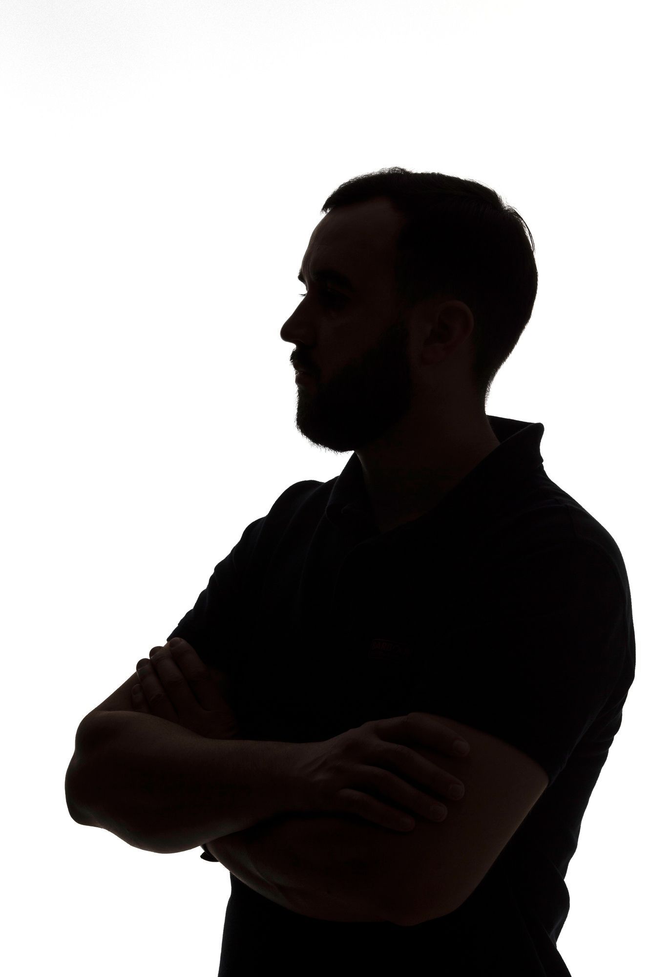 Jens har skæg smiler på et sort/hvidt foto.