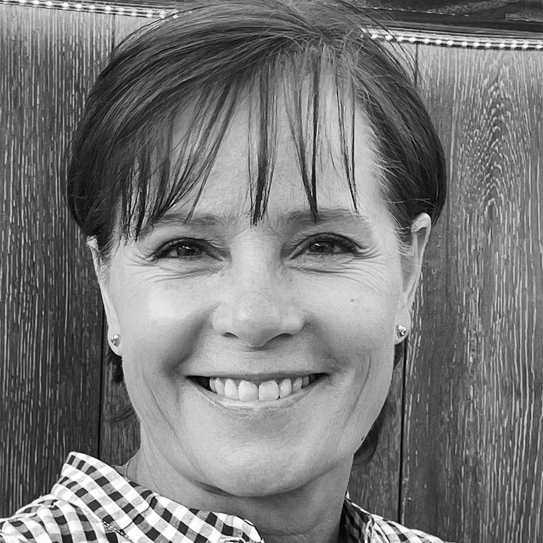 Hanne smiler på et sort-hvidt foto.