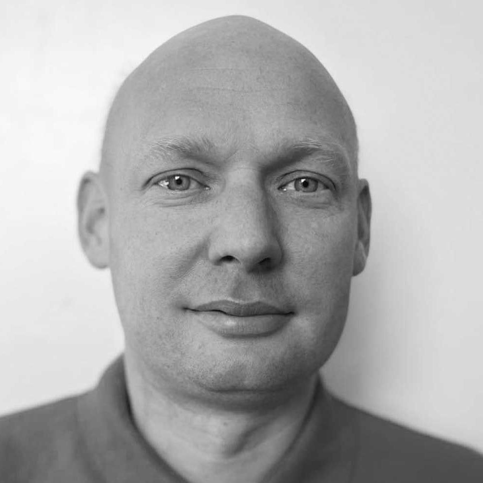 Et sort-hvidt foto af Helmut iført en poloshirt.