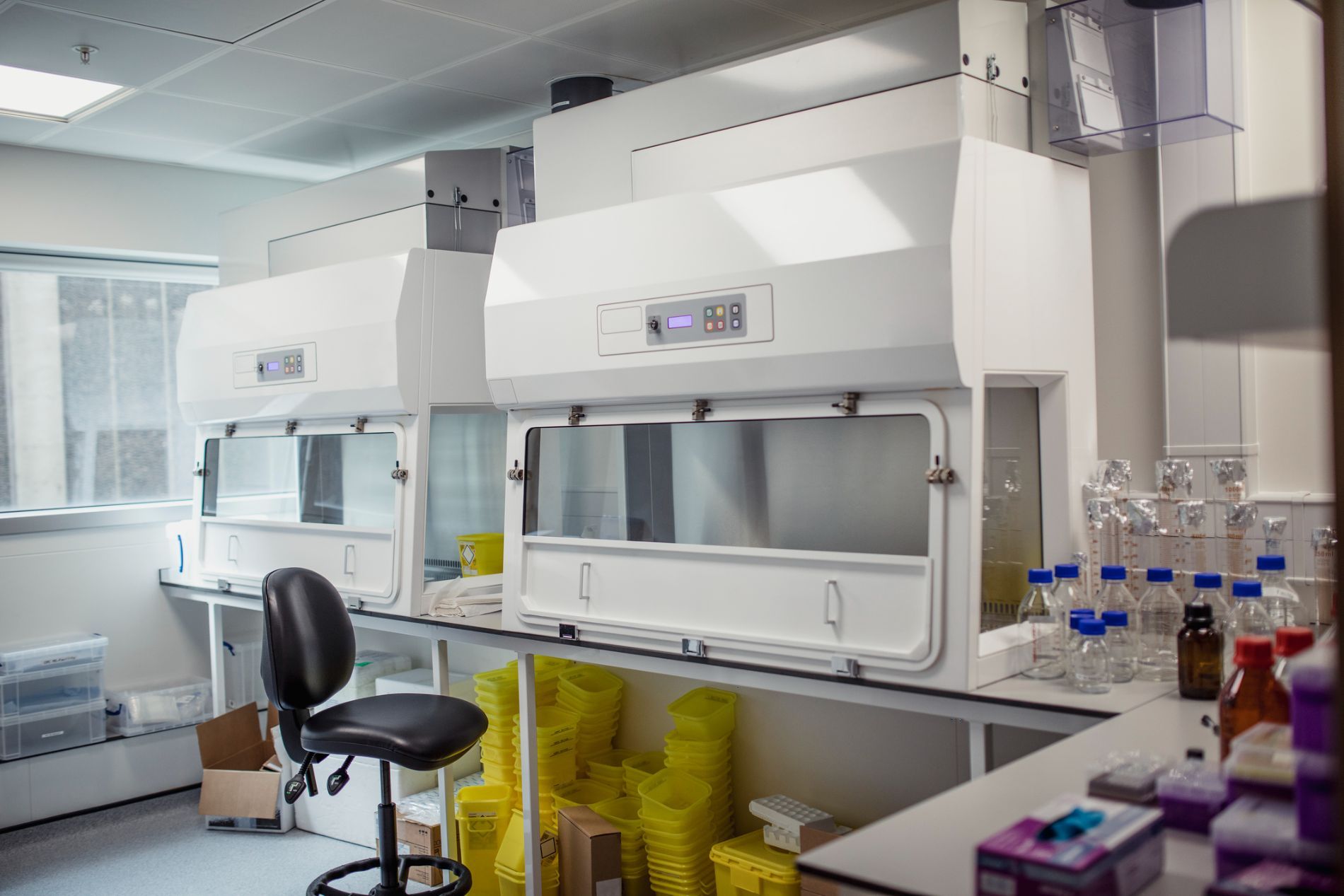 interni laboratorio di analisi con strumentazione all'avanguardia