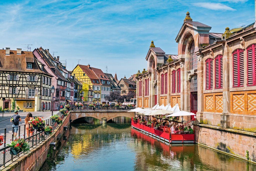 Une ville traversée par une rivière et traversée par un pont.