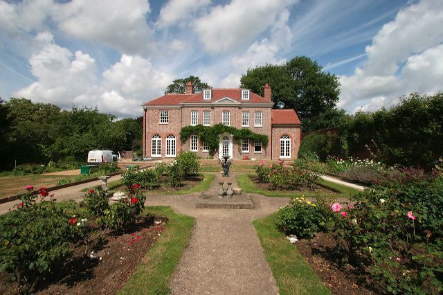 house with  a huge driveway