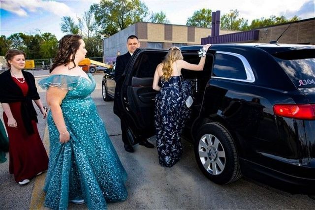 Girls Getting In Car — Louisville, KY — Ambassador Capital Limousine