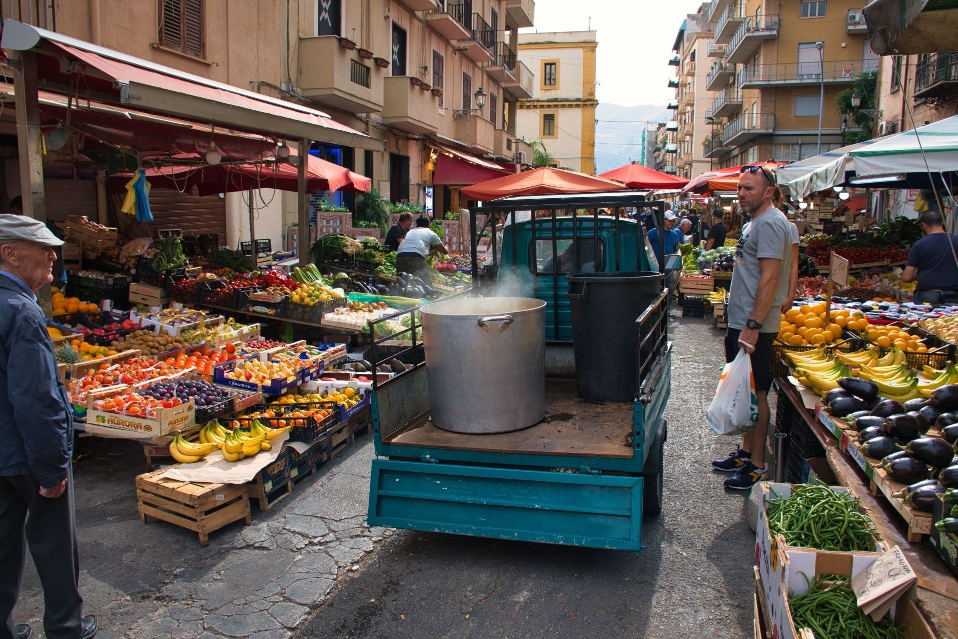 Markt in Palermo, Ape fährt quer durch den Markt