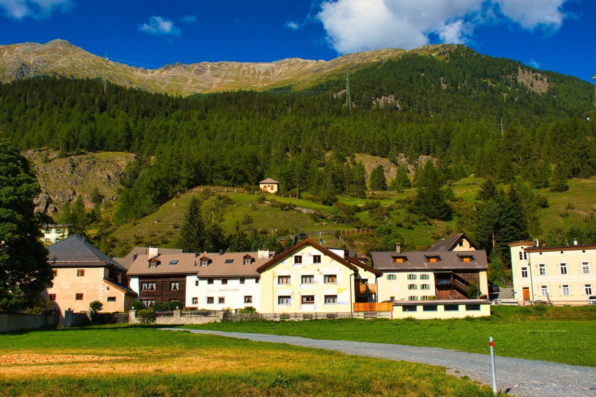 Zernez, Bündner Häuser, Nationalpark, Schweiz, Berge