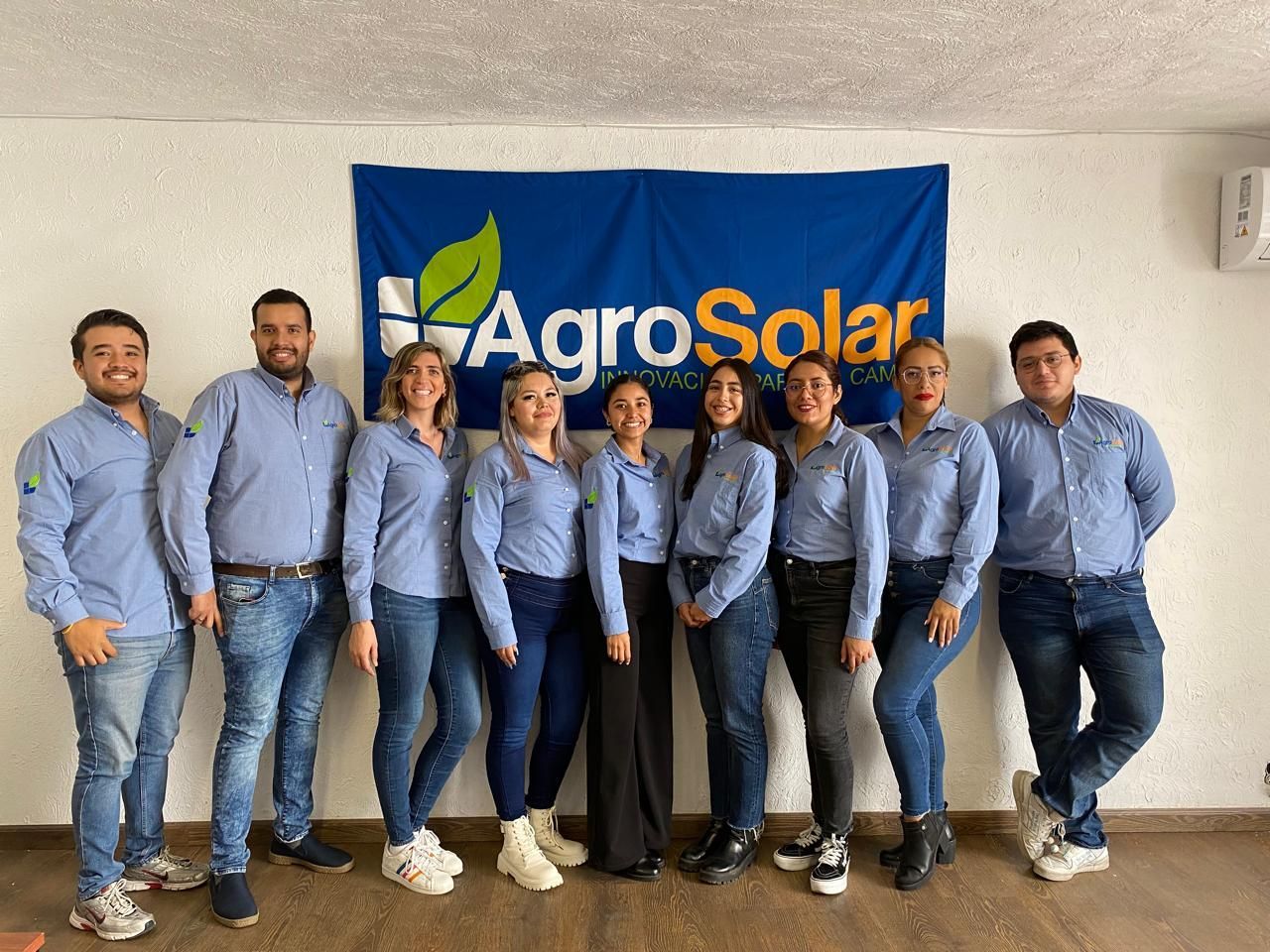 Founder Christian Eduardo Valeriano Contreras y su equipo
