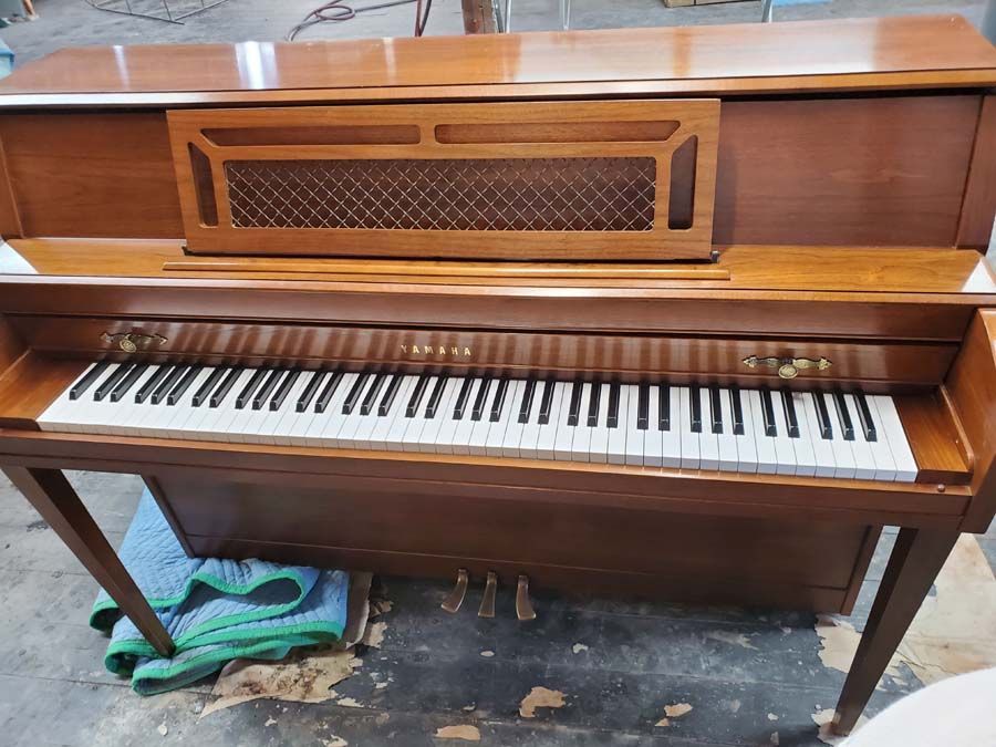 A piano is sitting on a table in a room.