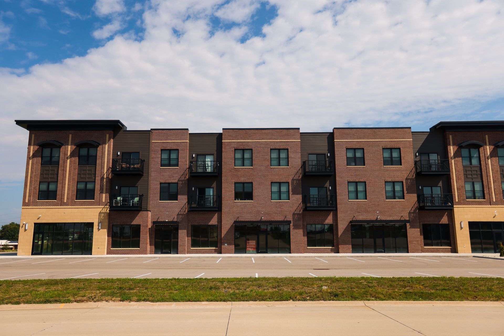 A large brick apartment building with a lot of windows