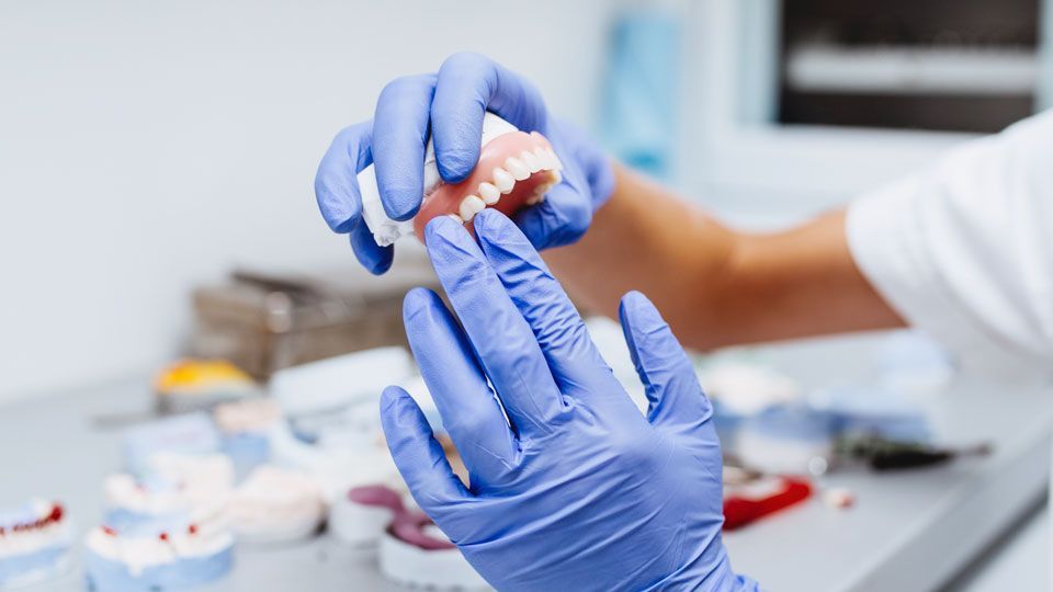 Zahnprothese reparieren Service