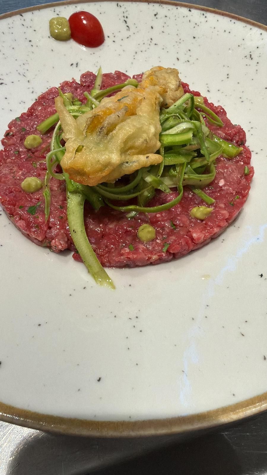 tartare di fassona con fiore di zucca