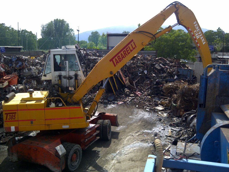 Mezzo con gru per rifiuti