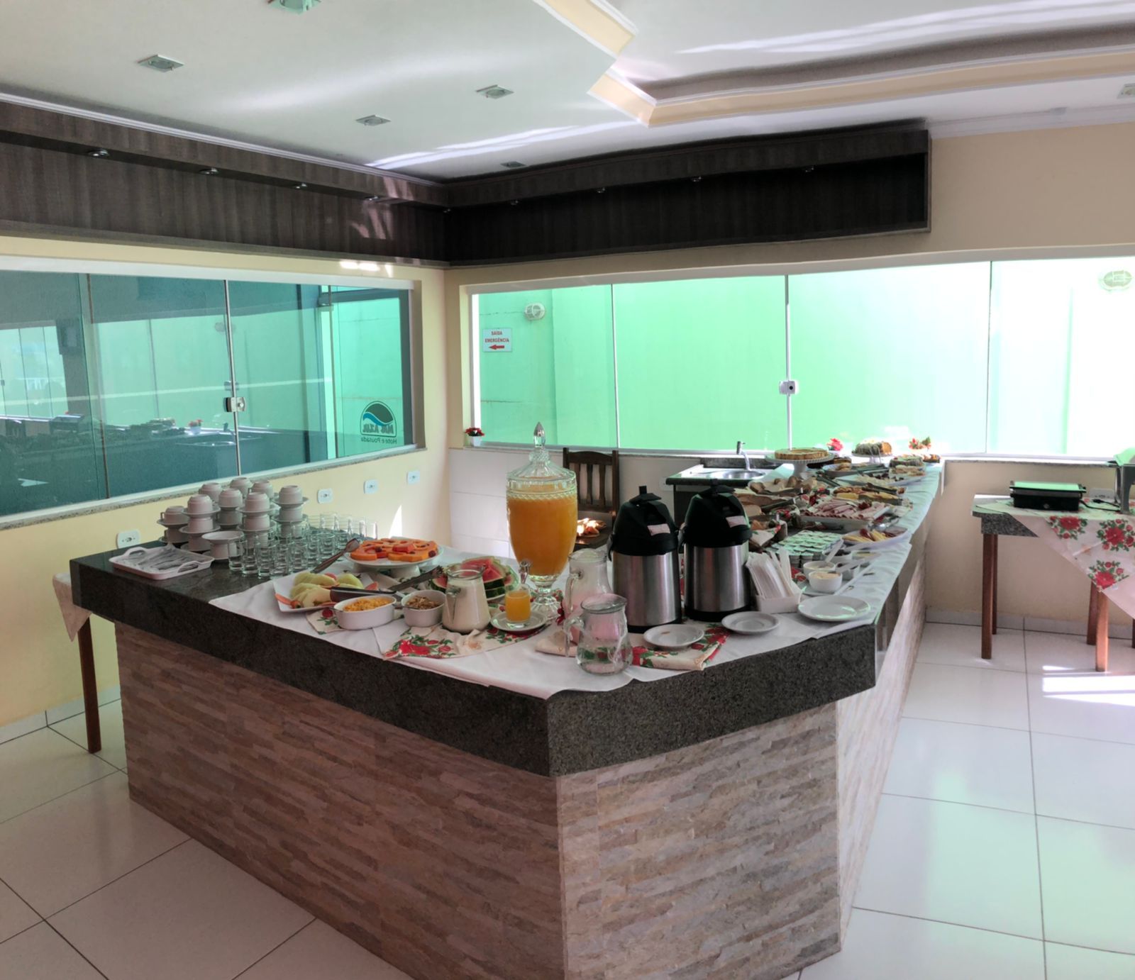 Uma mesa longa com muita comida e bebida sobre ela