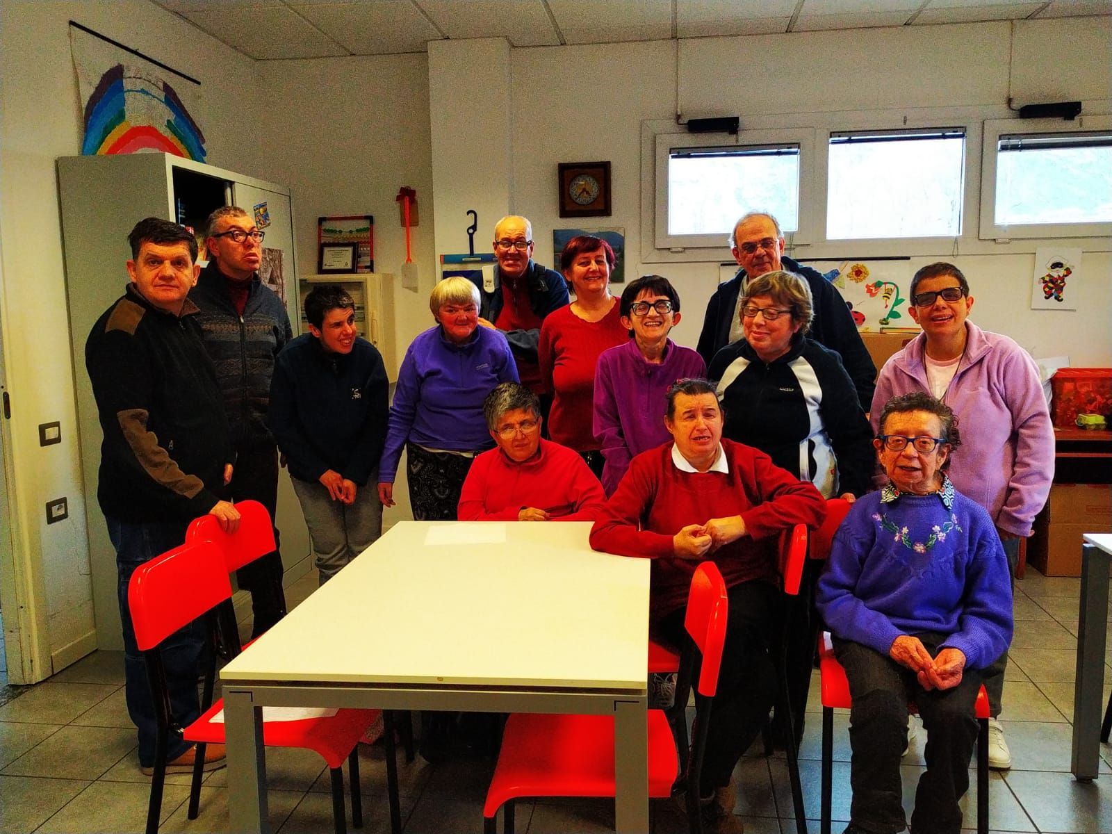 Un gruppo di persone in posa per una foto in una stanza