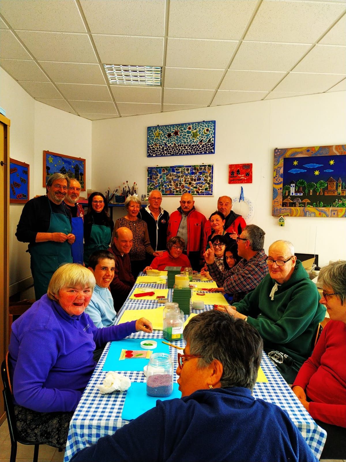 Un gruppo di persone è seduto attorno a un tavolo in una stanza