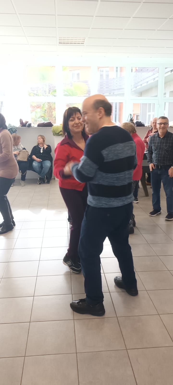 Un gruppo di persone sta ballando in una stanza.