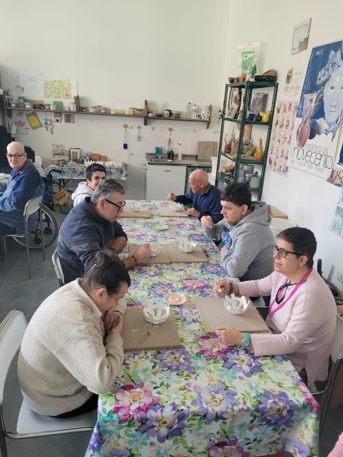 Un gruppo di persone è seduto ai tavoli in una stanza.