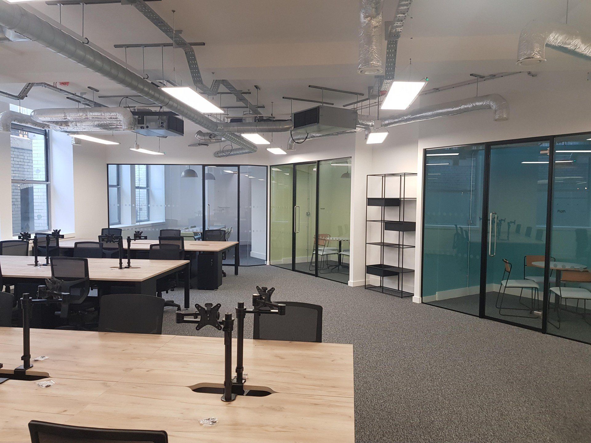 A large office with a lot of tables and chairs.