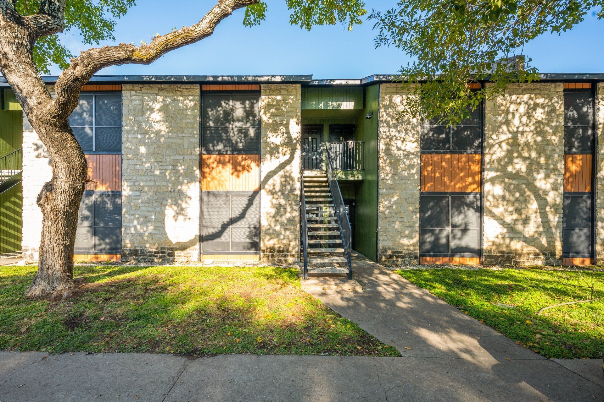 EL MONTY  and link to property page