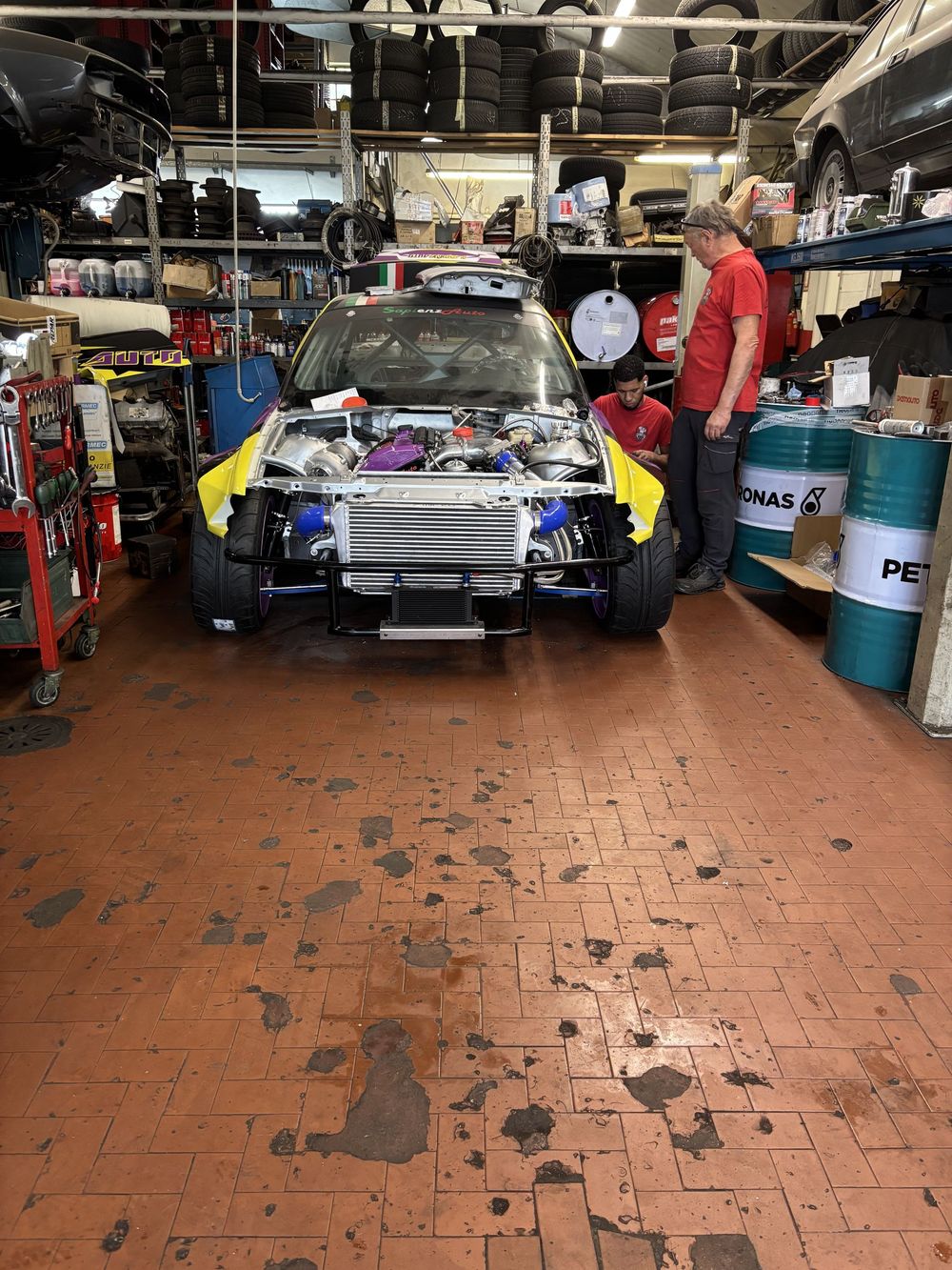 meccanico su auto sportiva