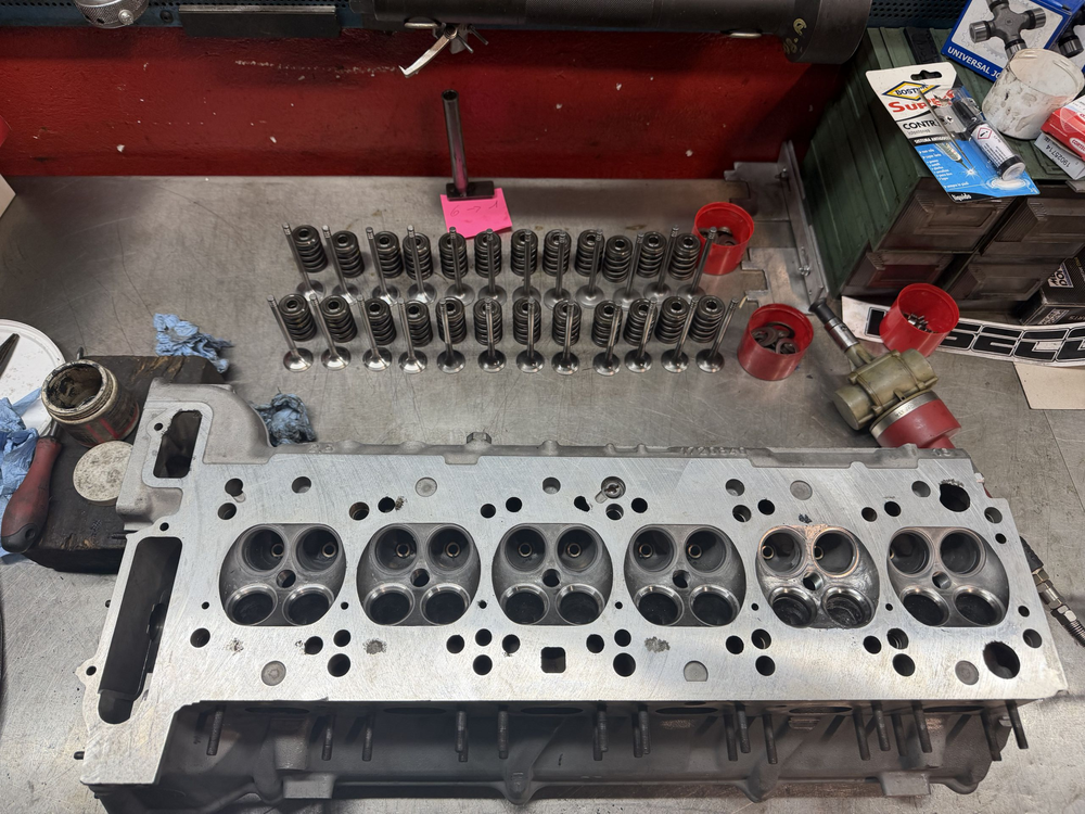 intervento sul fondo di un auto