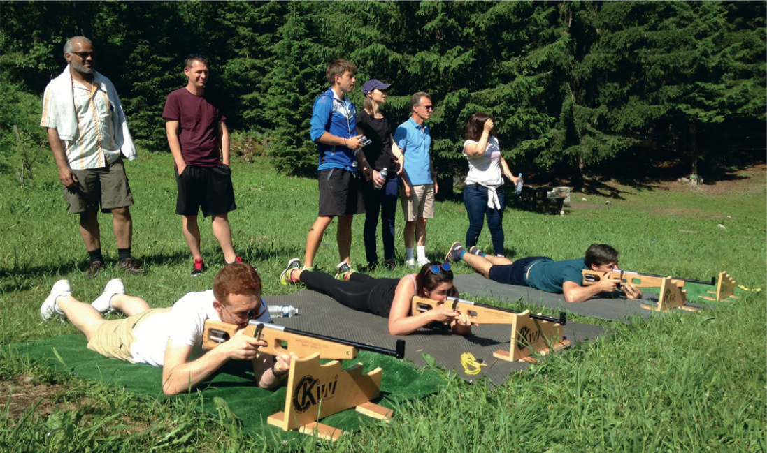 Groupe en train de tirer à la carabine laser