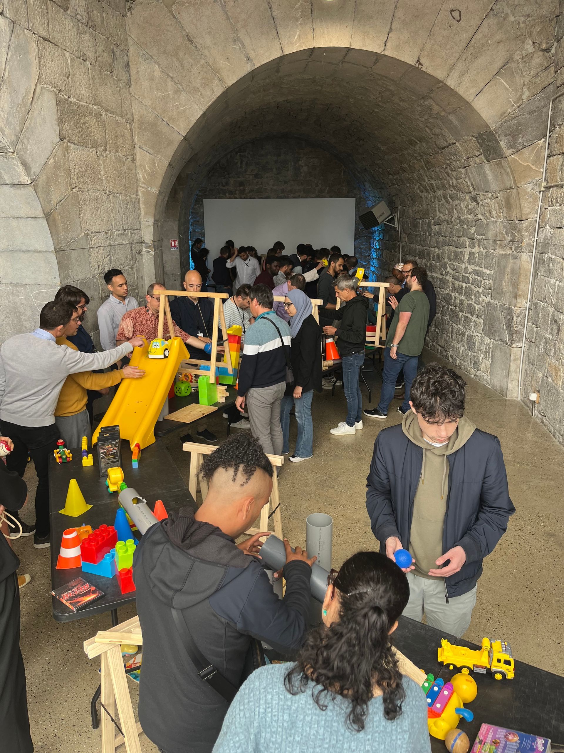 Un groupe de personnes joue avec des jouets dans un tunnel.