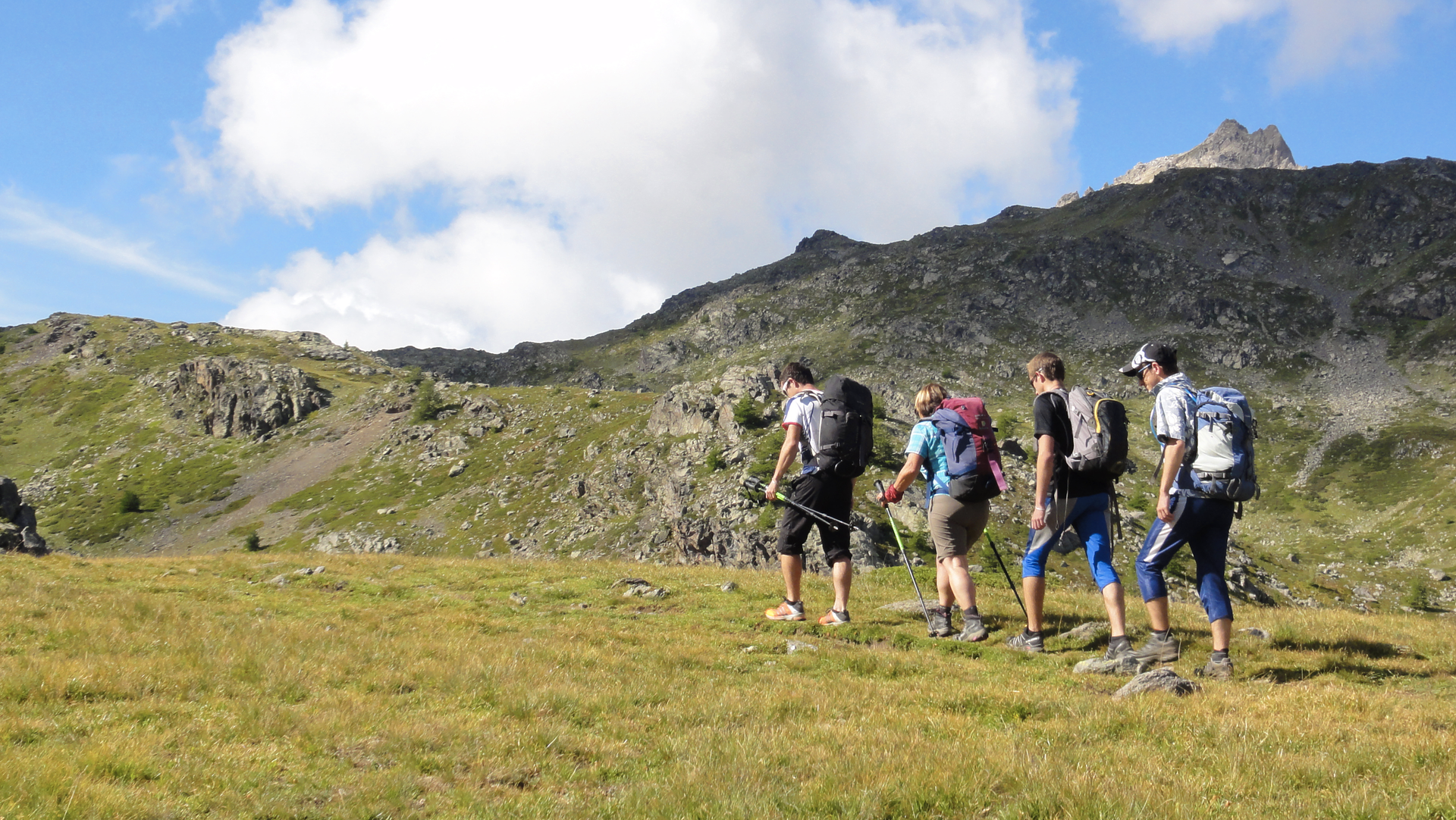 Un groupe de personnes portant des raquettes en cercle