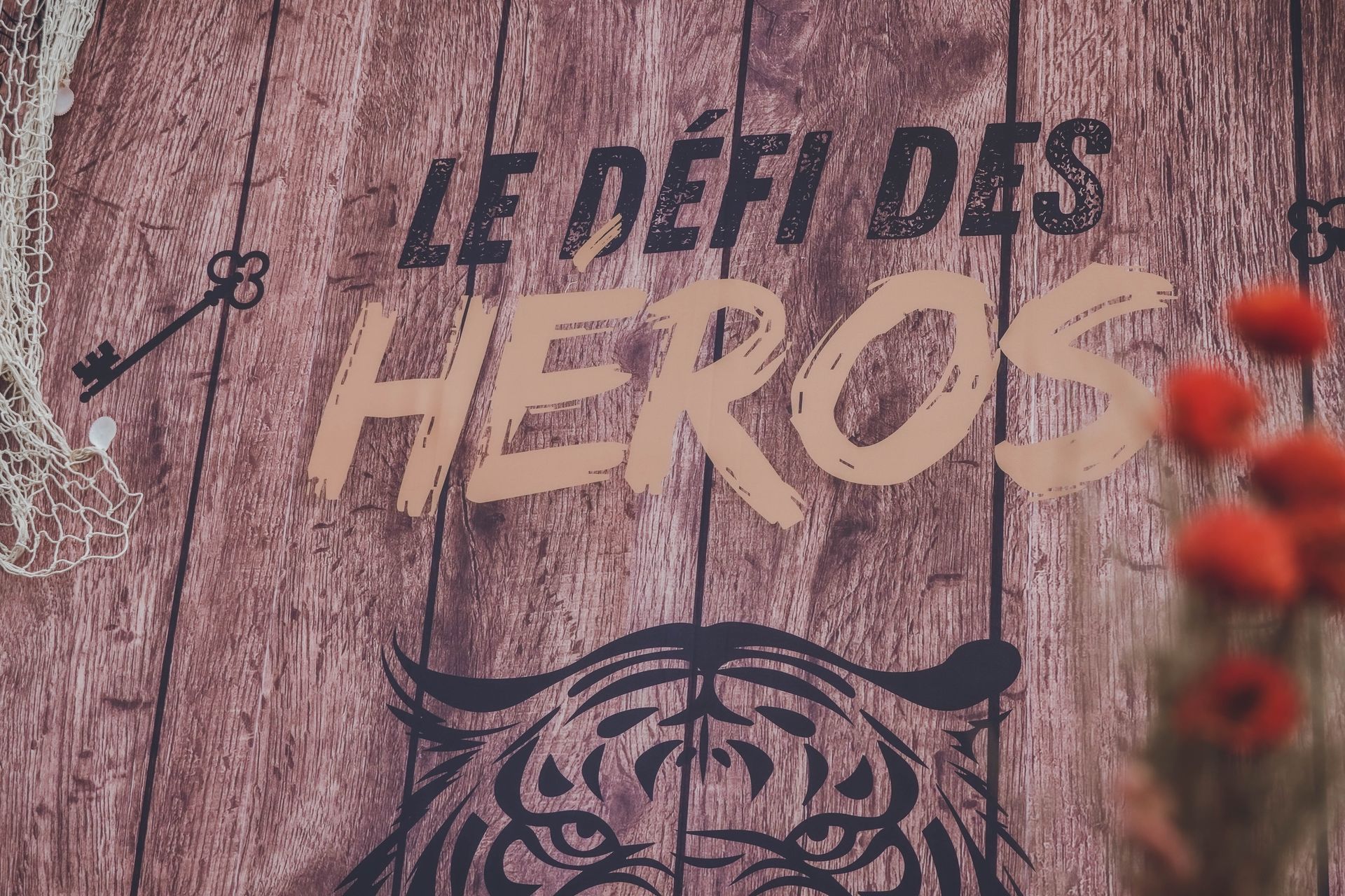 Un mur en bois avec les mots « le défi des héros » écrits dessus