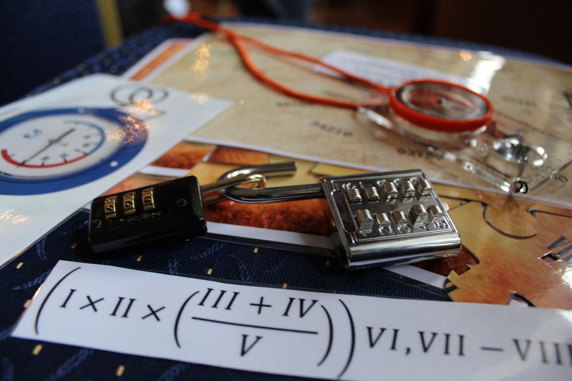 Un groupe de personnes mettent leurs mains ensemble