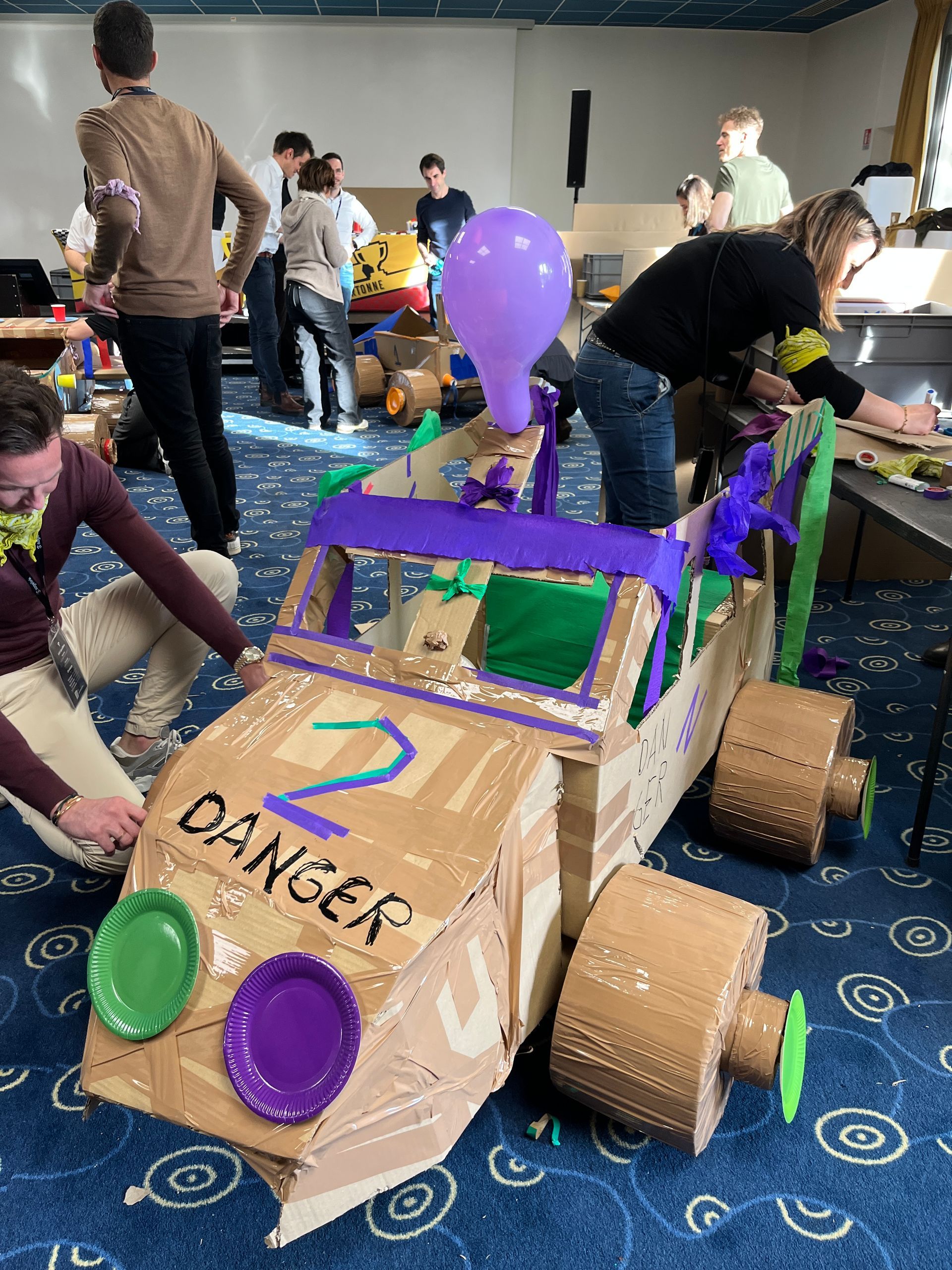 Le soir, des gens se rassemblaient autour d'un foyer près de tipis, tenant des tasses et discutant.