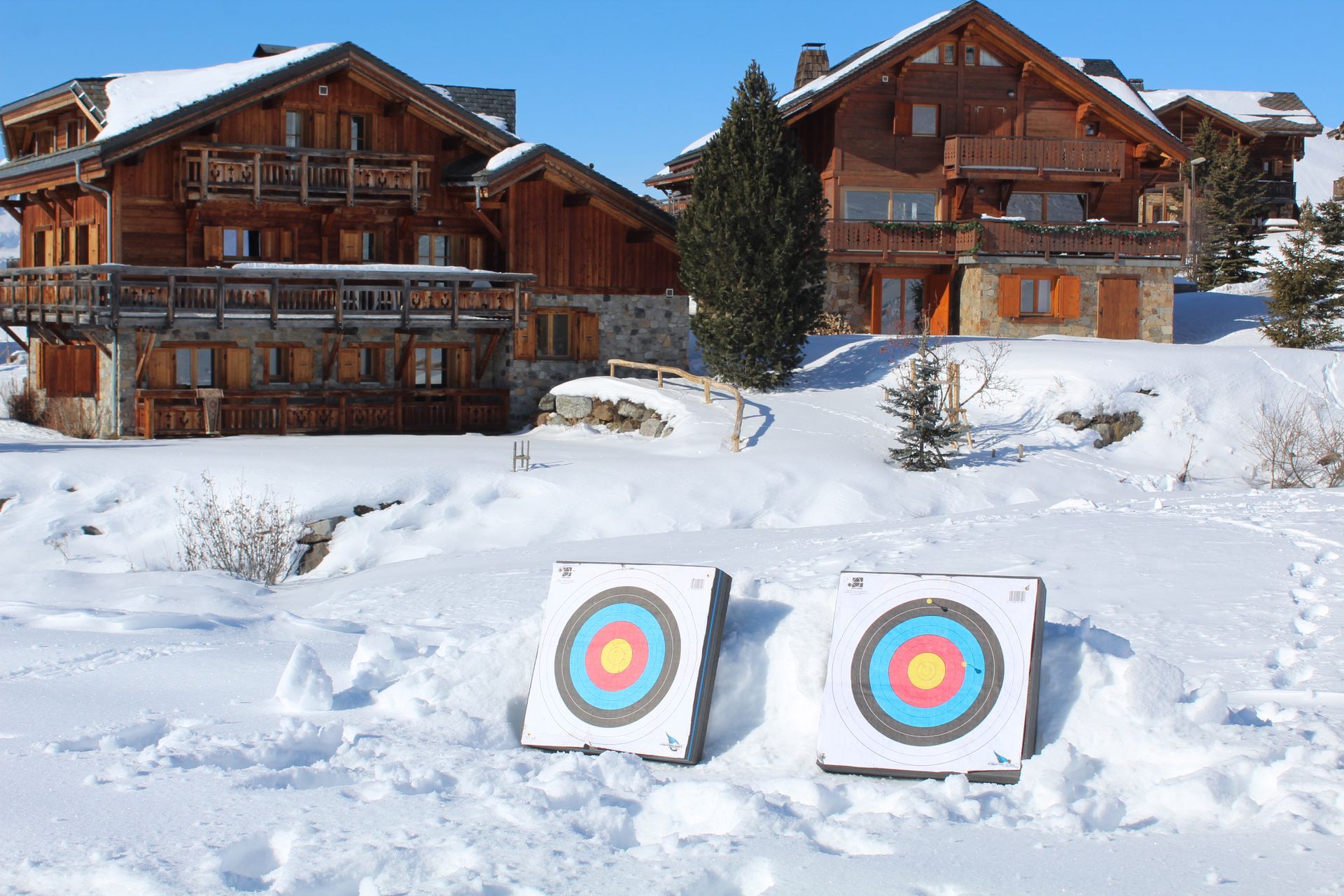 Un groupe de personnes marche sur une planche de bois dans un champ.