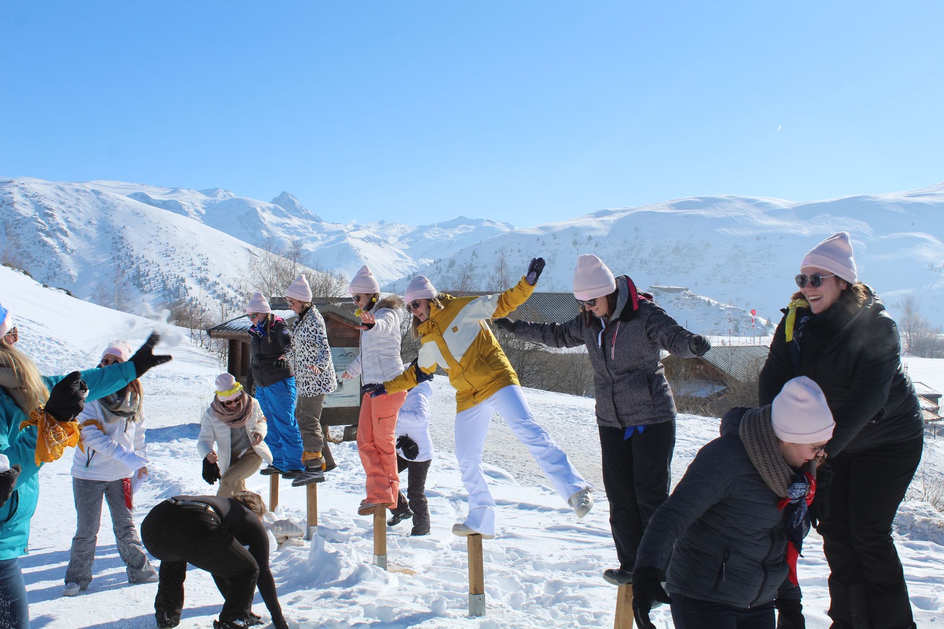 Un groupe de personnes mettent leurs mains ensemble