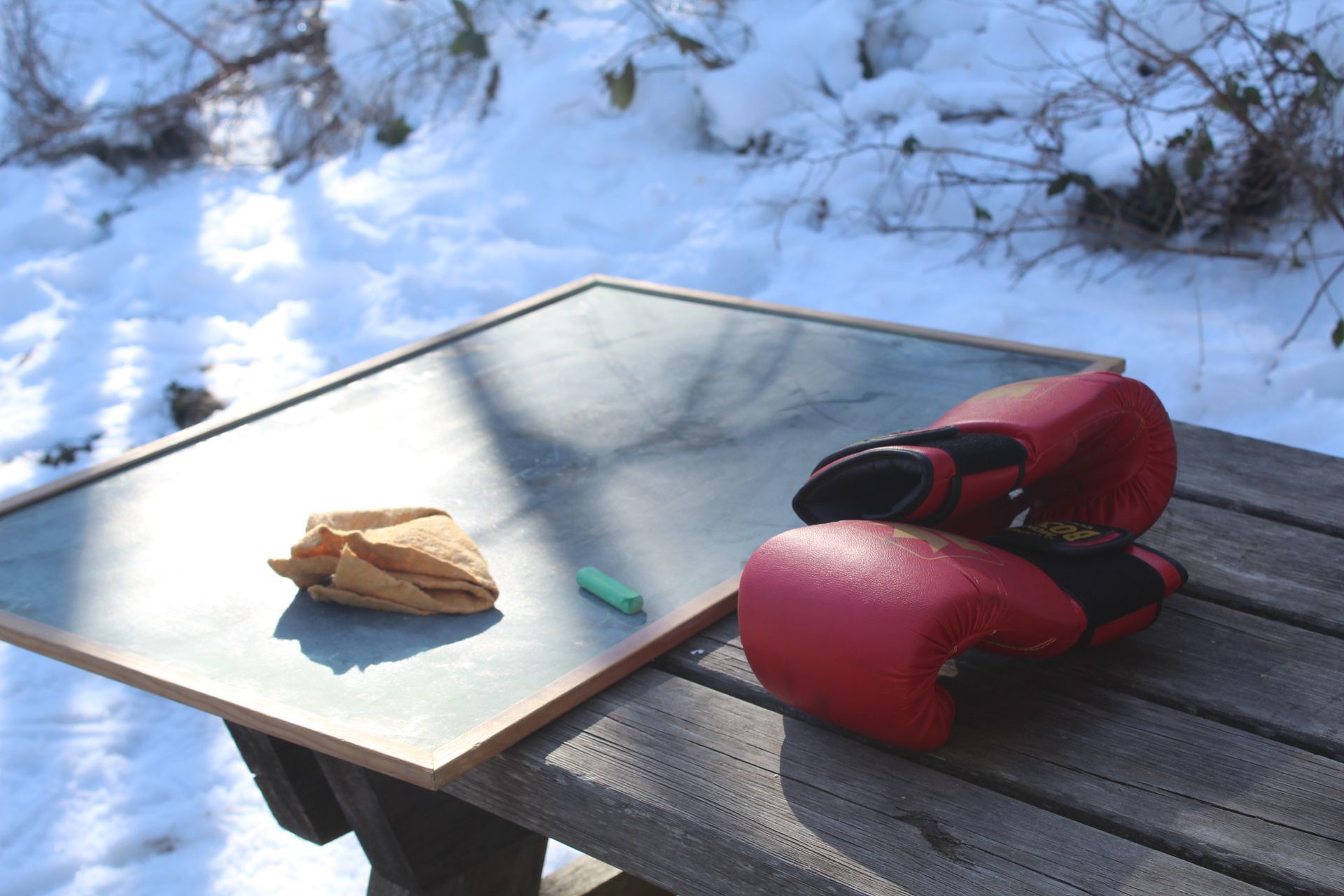 Un groupe de personnes mettent leurs mains ensemble