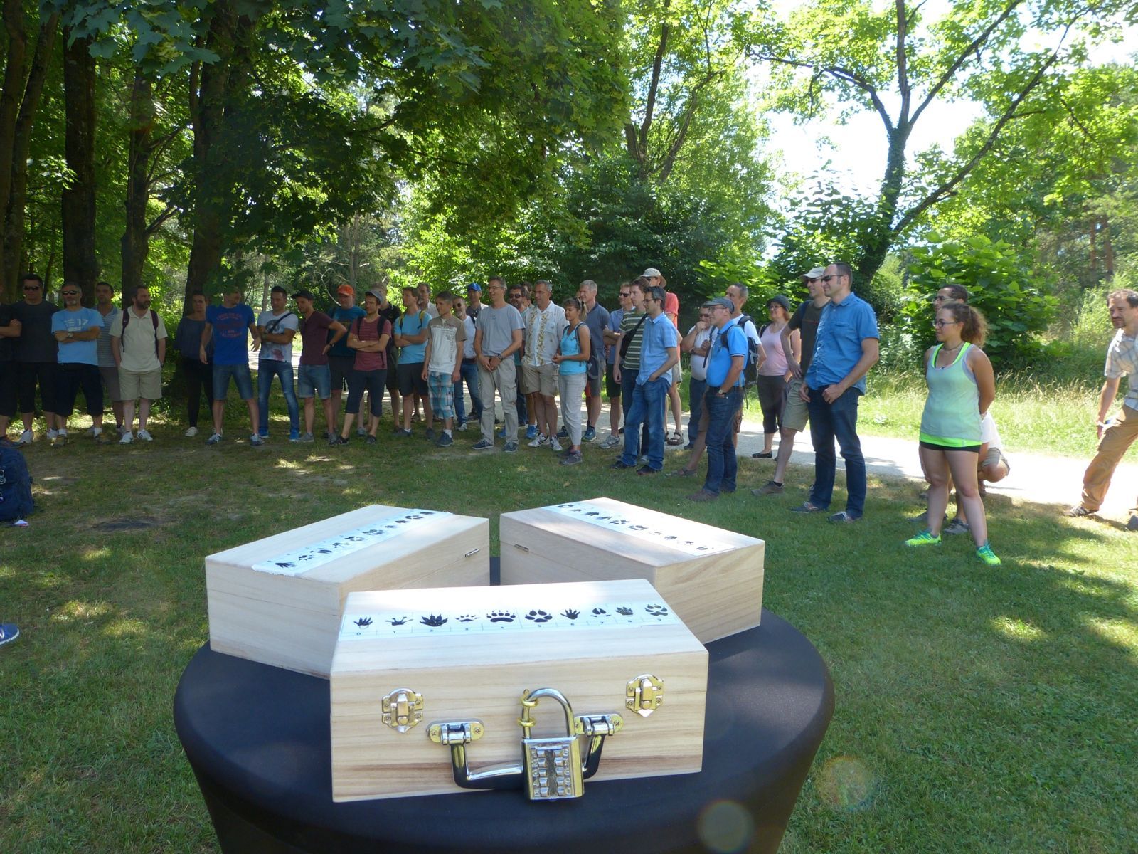 Un groupe de personnes se tient devant un belvédère surplombant un lac.