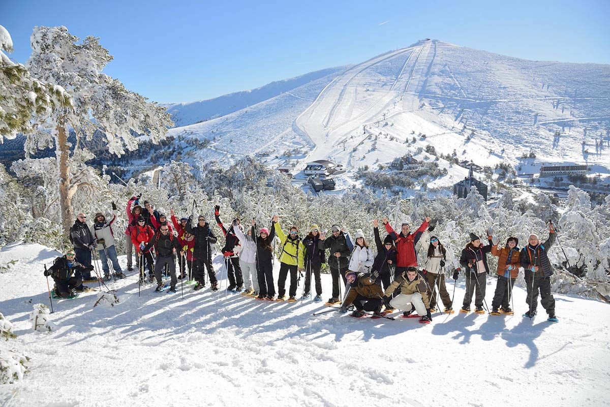 Un groupe de personnes pose pour une photo dans la neige.