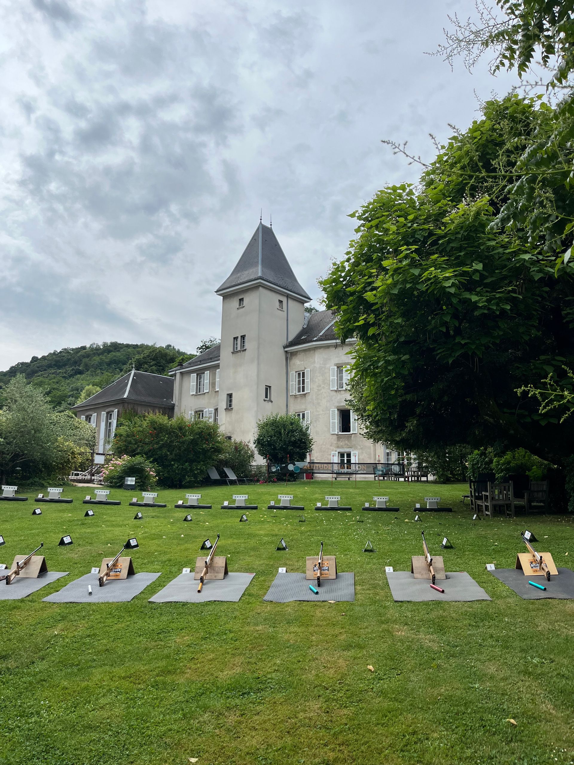 Un groupe de personnes joue à un jeu dans un champ avec un château en arrière-plan.