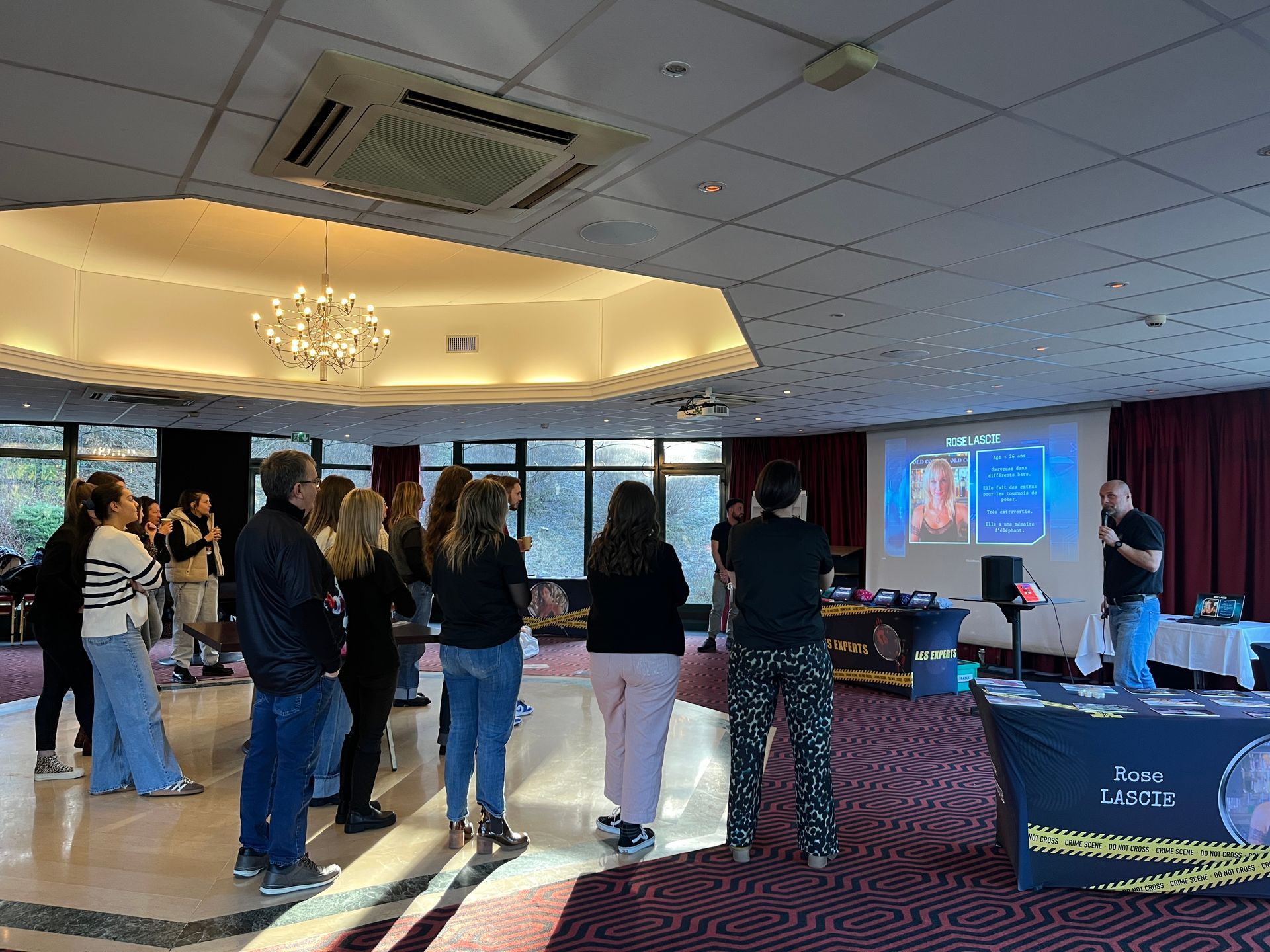 Le soir, des gens se rassemblaient autour d'un foyer près de tipis, tenant des tasses et discutant.