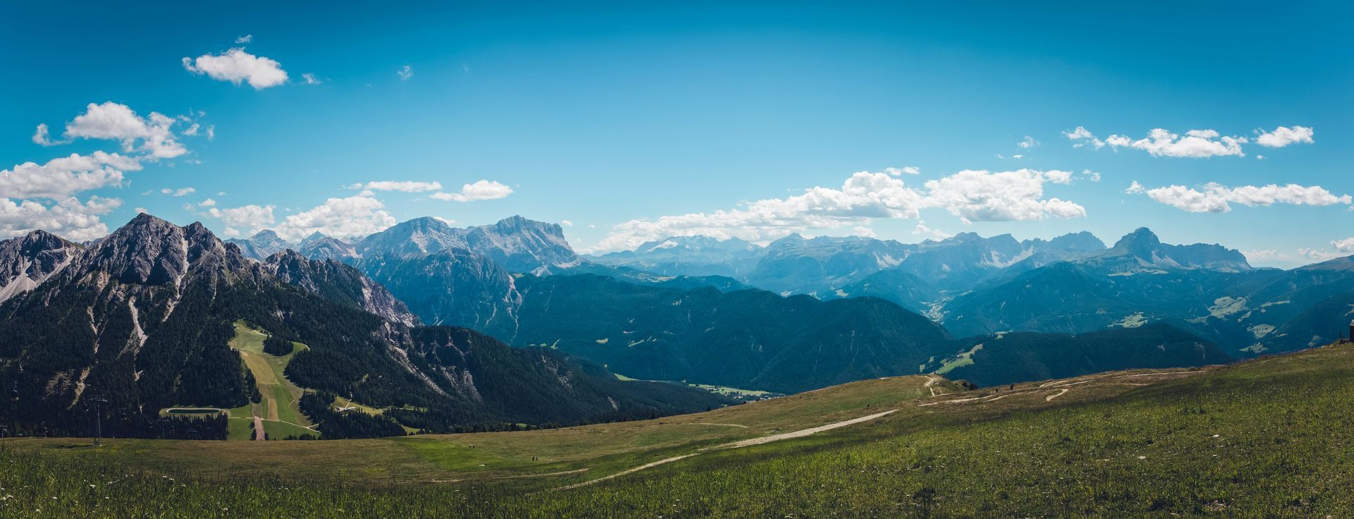 Une vue aérienne d'une ville avec des montagnes en arrière-plan.