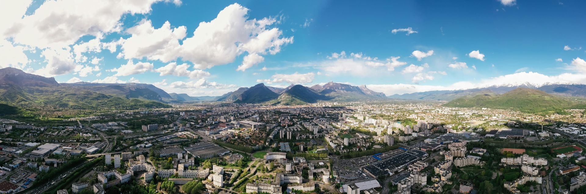 Une vue aérienne d'une ville avec des montagnes en arrière-plan.