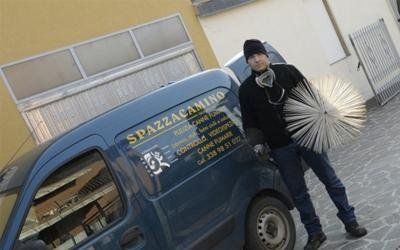 Spazzacamino con furgone