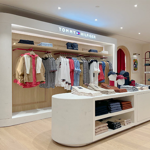 Een Tommy Hilfiger-winkel met veel kleding in de etalage.