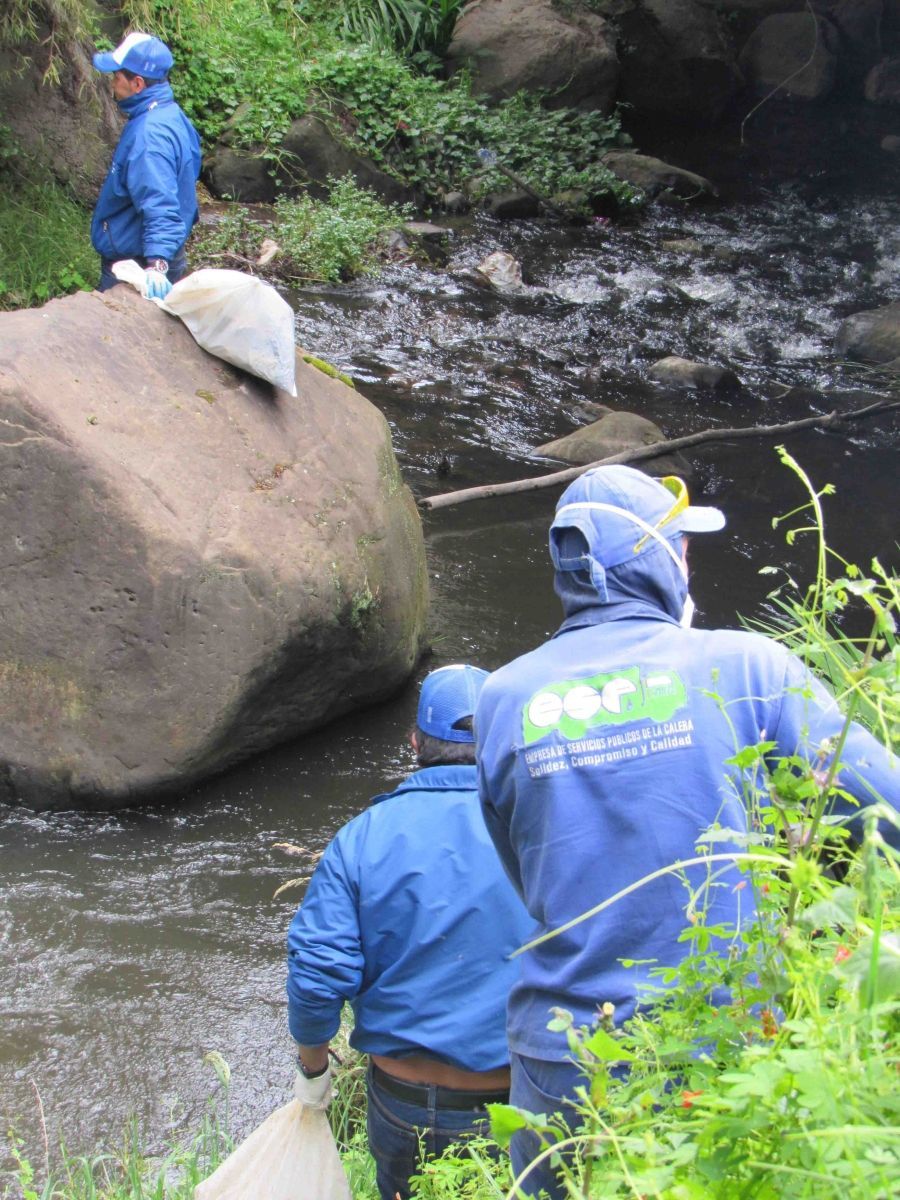 Un hombre que lleva una chaqueta azul con la palabra ECR en la espalda.