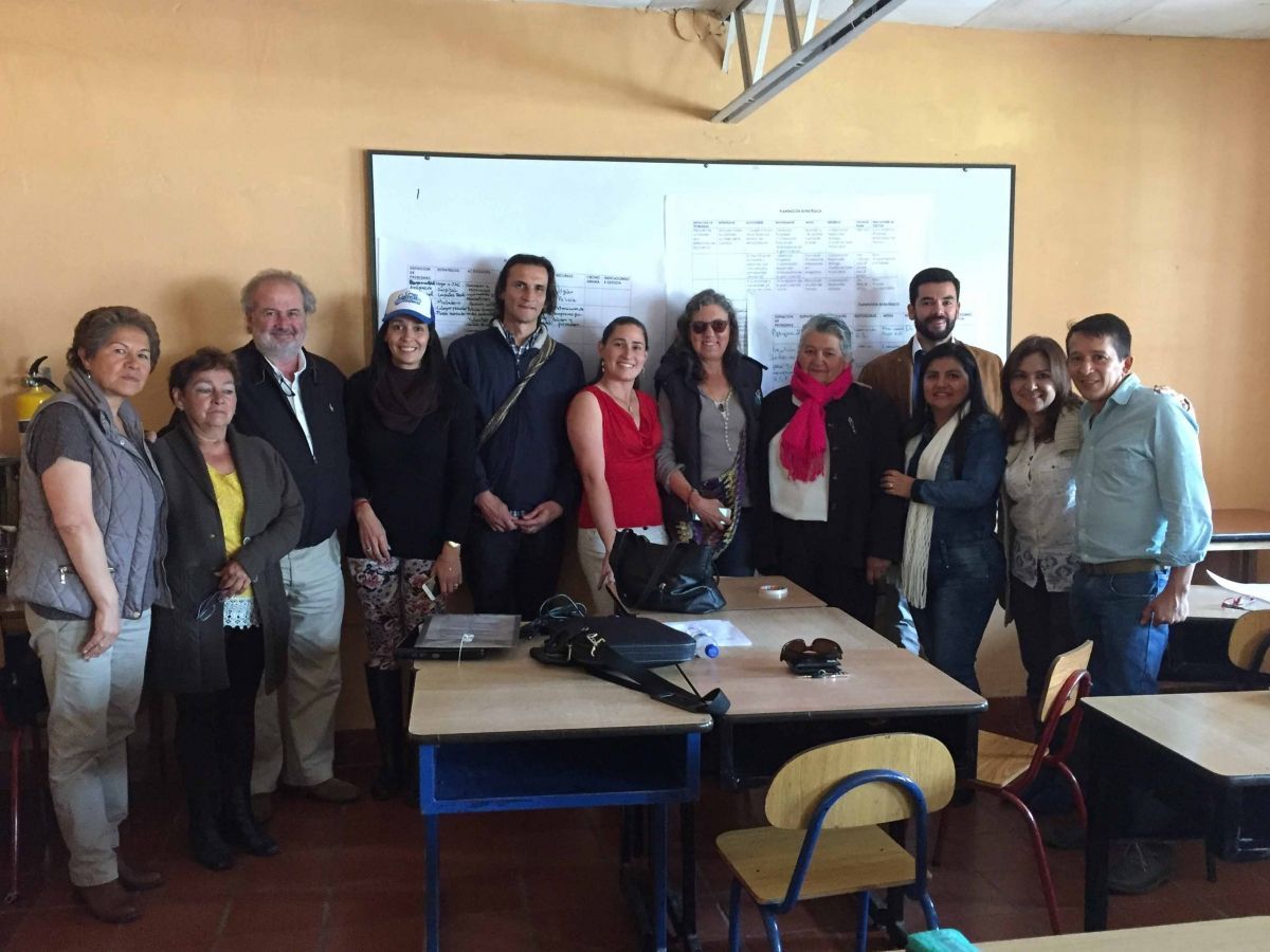 Un grupo de personas posan para una fotografía en un aula.