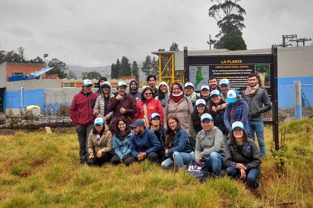 Un grupo de personas posan para una fotografía en un campo.